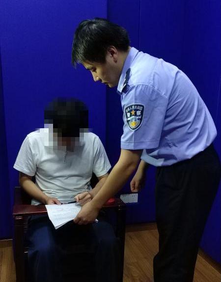 涉案人员处罚书签字。上海警方供图