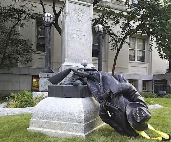 民调称大部分美受访民众支持特朗普保护纪念碑|特朗普|纪念碑|雕像