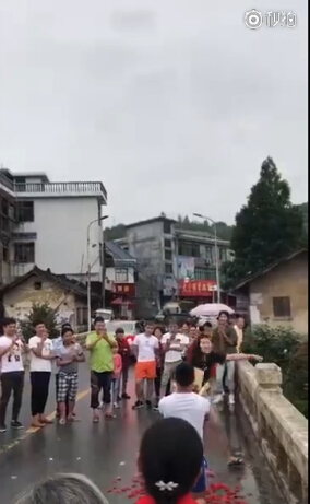 无独有偶，近期，一男子桥上求爱，女子称爱我就从这里跳下去！