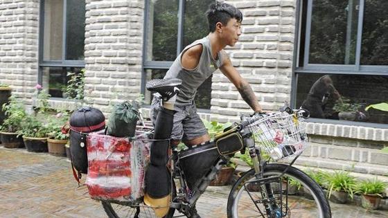 90后独臂独腿小伙骑行到西安：希望爬上华山