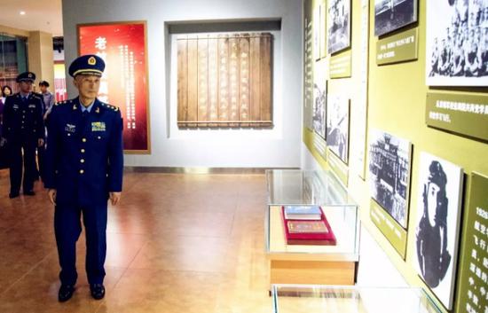 中国空军新任司令员丁来杭搞演习要不怕搞砸
