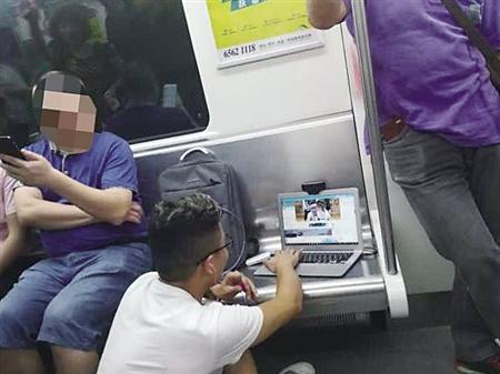 男子地铁上占座搞直播对着屏幕唱歌还讨打赏