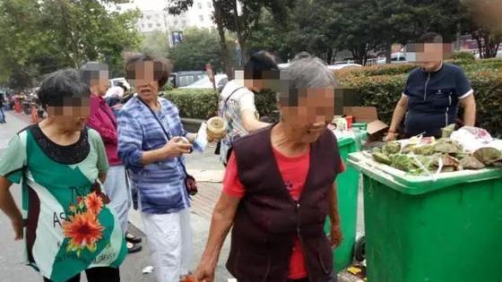 超市弃过期食品引老人疯抢
