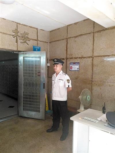 保安巡逻发现业主忘记锁门门外等候4小时图