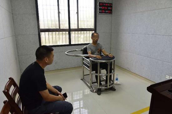 犯罪嫌疑人史俊杰接受审讯.