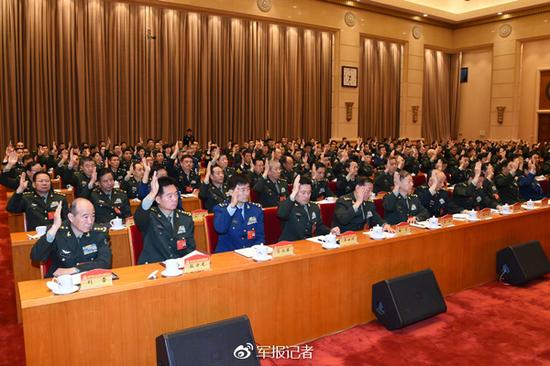 图为代表们举手表决.解放军报记者 冯凯旋 摄
