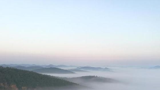 陕西子长龙虎山 雾锁山头青烟漫卷