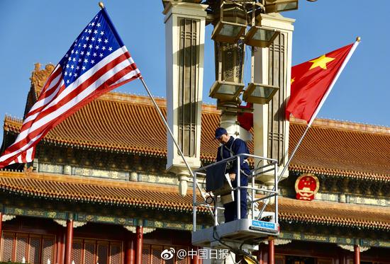 特朗普今访华北京长安街华灯挂中美国旗