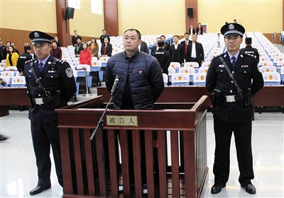  11月9日，李绪义以抢劫罪被一审判处有期徒刑15年，并处罚金人民币5万元。图/视觉中国