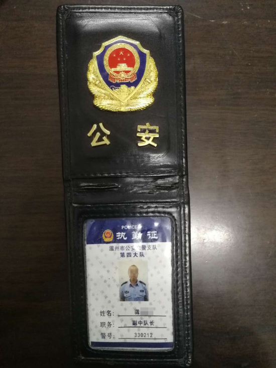 在其随身携带的包内,民警发现了一个伪造的警官证,一副警用徽章