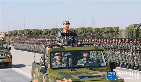 2017年7月30日,解放軍建軍90周年前夕,在內蒙古朱日和基地,習近平身穿綠色迷彩服,登上越野車,檢閱野戰部隊。新華社記者 李剛 攝