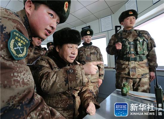 2014年1月26日,習近平專程來到內蒙古軍區邊防某部,親切看望慰問戍邊官兵。這是習近平仔細察看三角山哨所執勤設施,動情地對執勤哨兵說:“今天,我和你們一起執勤站崗。”新華社記者 李剛 攝