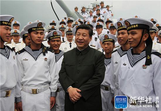 2012年12月8日,習近平在海軍海口艦上與水兵親切交談。新華社記者 王建民 攝