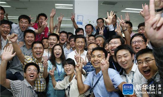 2013年8月29日,習近平在東軟集團(大連)有限公司同年輕員工親切合影。新華社記者 鞠鵬 攝