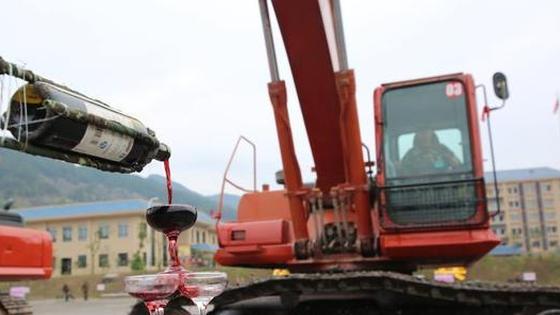 驻渝武警水电部队进行大比武 挖掘机倒酒写毛笔字