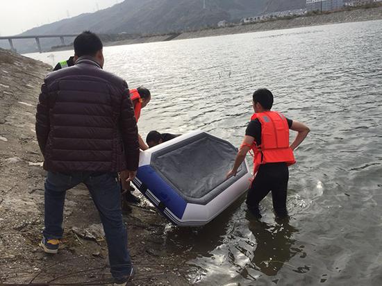 男子钓鱼不慎落水 带病民警跳进冰寒刺骨河中救人