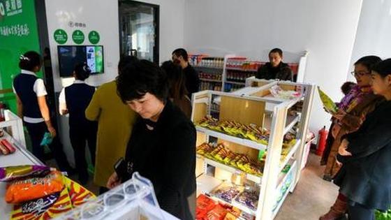 新疆乌鲁木齐首家“无人超市”吸引民众体验