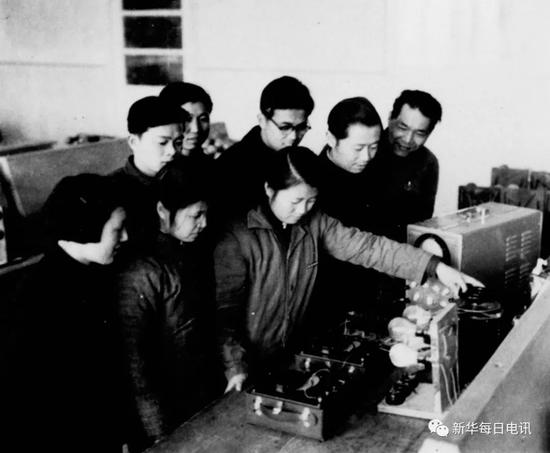 哈工大“八百壮士”代表、被誉为“铁将军”的俞大光(右二)指导学生做实验。