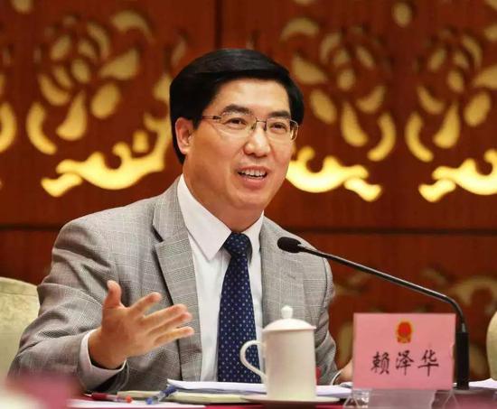 新京报记者注意到,赖泽华原任肇庆市委书记,范中杰原任肇庆市委副书记