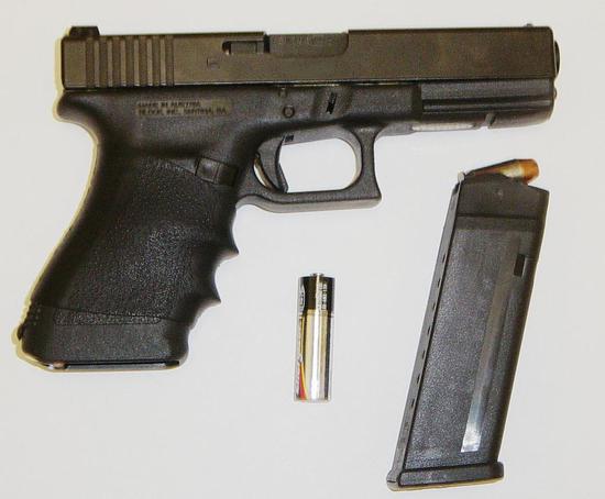 枪手使用的格洛克21半自动手枪（图/网络）