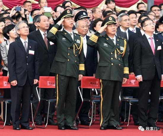 岳世鑫(前排左2)和驻港部队司令员谭本宏(前排左3)