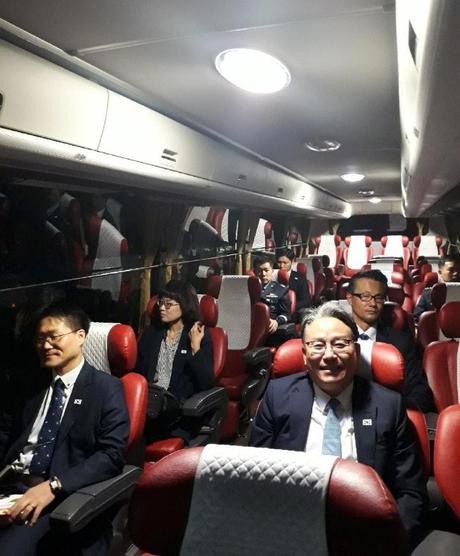 16日，韩方代表团前往开城出席会谈。（韩联社）