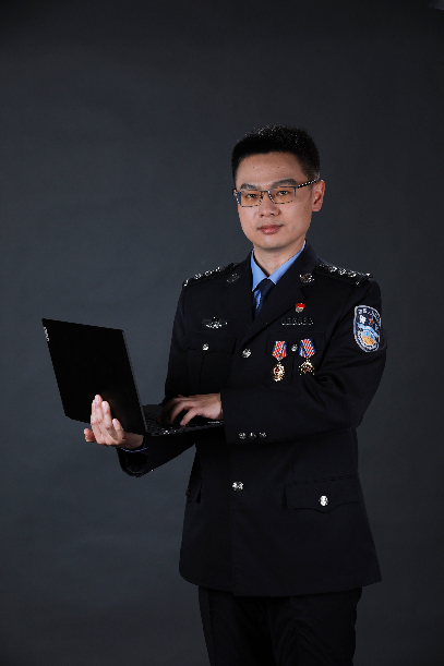  图为王崇鹏。（受访者供图）