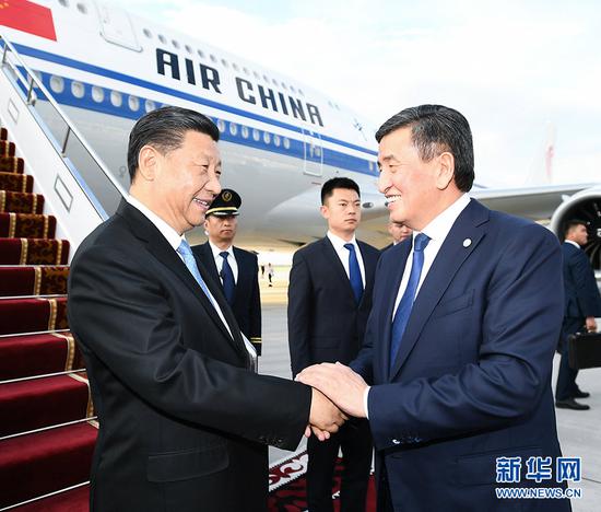 6月12日，国家主席习近平乘专机抵达比什凯克，开始对吉尔吉斯共和国进行国事访问并出席上海合作组织成员国元首理事会第十九次会议。吉尔吉斯斯坦总统热恩别科夫在舷梯旁热情迎接。 新华社记者 谢环驰 摄