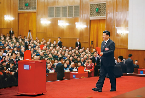 2018年3月17日，十三届全国人大一次会议在北京人民大会堂举行第五次全体会议。习近平当选中华人民共和国主席、中华人民共和国中央军事委员会主席。这是习近平准备投票。 新华社记者 兰红光 摄