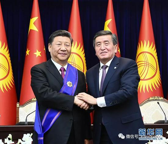 习近平接受吉尔吉斯斯坦总统热恩别科夫授予“玛纳斯”一级勋章。