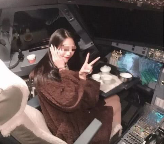 女乘客进入驾驶舱喝茶照片引发热议。 网络图