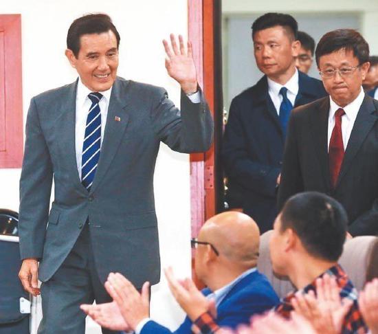 马英九（左一）评论两岸关系（图片来源：台湾《联合报》）