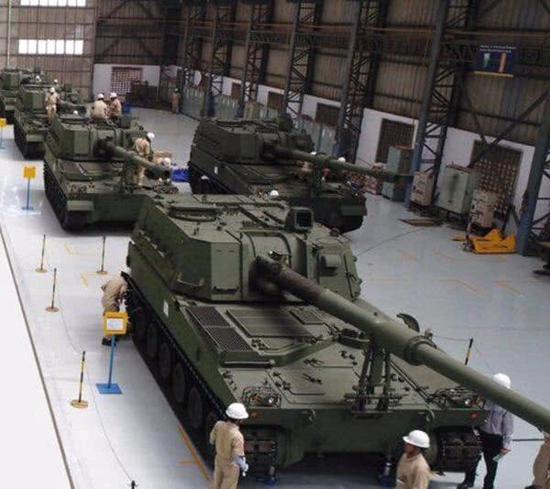 资料图片：印度本土的国产K-9榴弹炮生产线。（图片来源于网络）