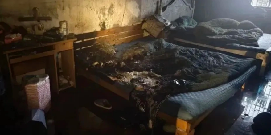男子没拔充电器导致客厅东西被烧光,给手机充电有哪些危险行为?