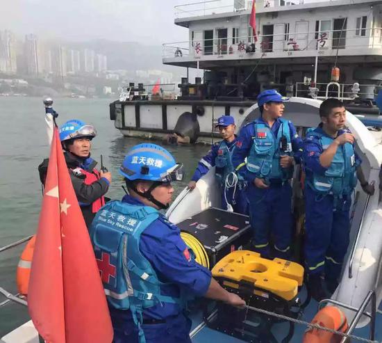 重庆市万州蓝天救援队正在救援，右一为周小波