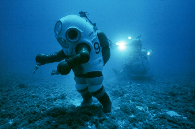 1979年10月,席薇亚64厄尔(sylvia earle)身穿jim耐压潜水衣,于