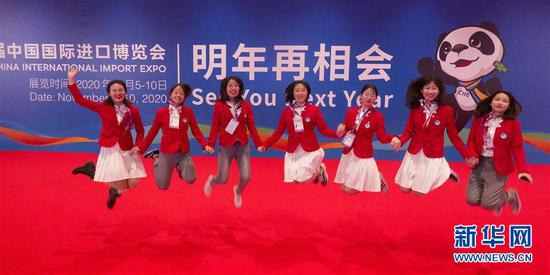 11月10日，在上海国家会展中心，第二届进博会志愿者合影留念。新华社记者 才扬 摄