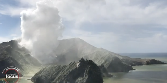 火山喷发时的有毒化学物和气体使得伤者伤口更为复杂。图据新西兰先驱报中文网