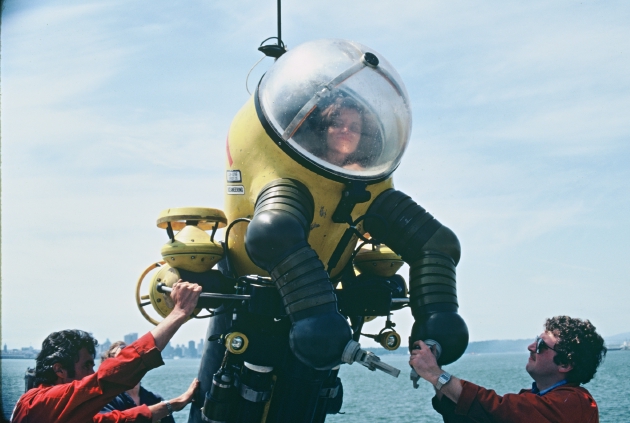 席薇亚 64 厄尔(sylvia earle)身穿wasp黄蜂型潜水衣准备试潜.