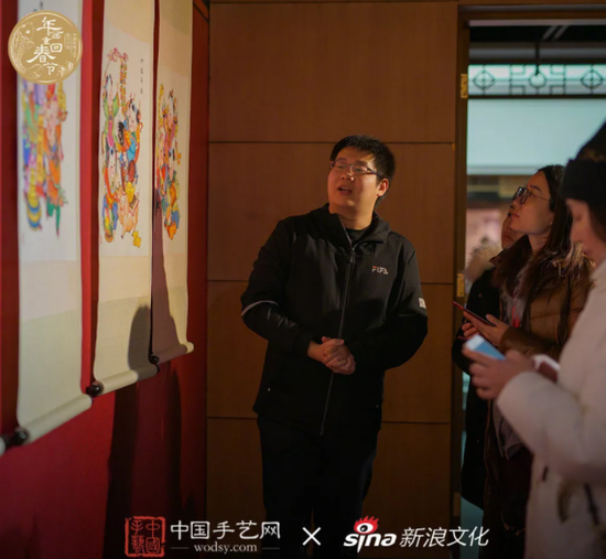 80后杨柳青木版年画传承人郭津伟现场为记者介绍新年画。