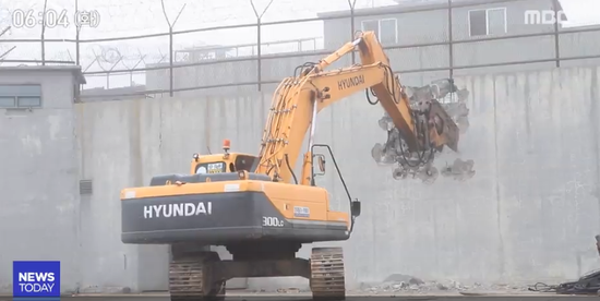 韩国用挖掘机拆除哨所画面。（韩国MBC新闻）
