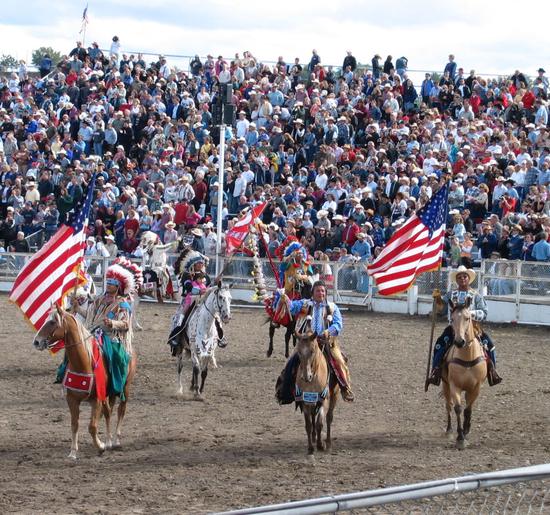 一场“牛仔竞技”前的入场式，参加者高举美国国旗。（图自英文维基百科）