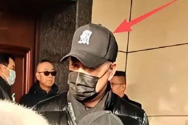 许亚军疑似现身何晴追悼会