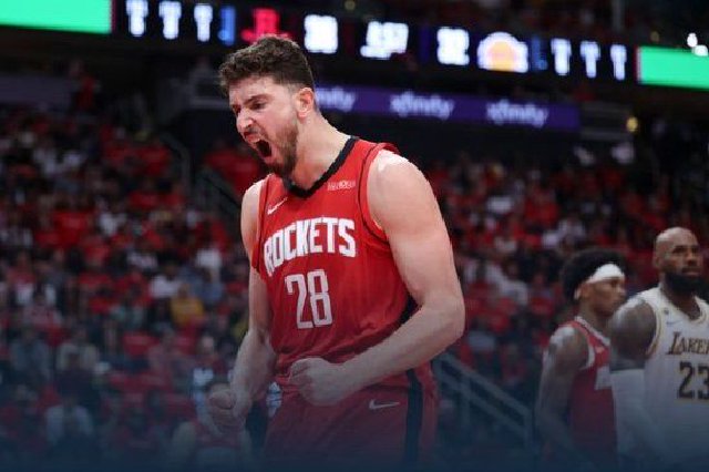 火箭大胜湖人大比分1-3落后 詹姆斯10分9助攻 艾顿19+10遭驱逐