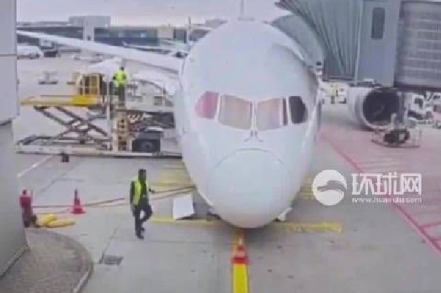 外媒：因“起落架故障”，德国汉莎航空公司一波音客机停放时突然“栽头”