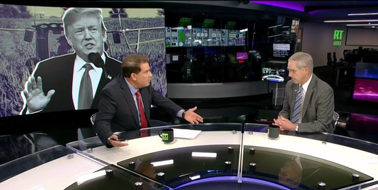 今日俄罗斯电视台主持人（左）采访约翰逊（右）（视频截图）