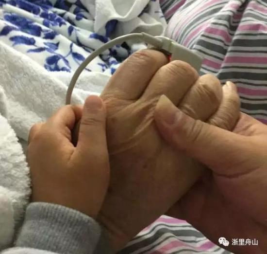 父、子、孙三代紧握双手。