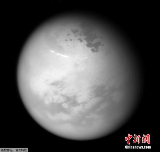 资料图:当地时间2017年6月15日,美国航空航天局(NASA)公布一张由“卡西尼”号土星探测器的窄角相机加夜景滤镜拍摄的土星卫星Titan,拍摄高度约为50.7万公里。