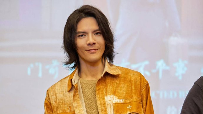 向佐回应王一博同名账号直播争议