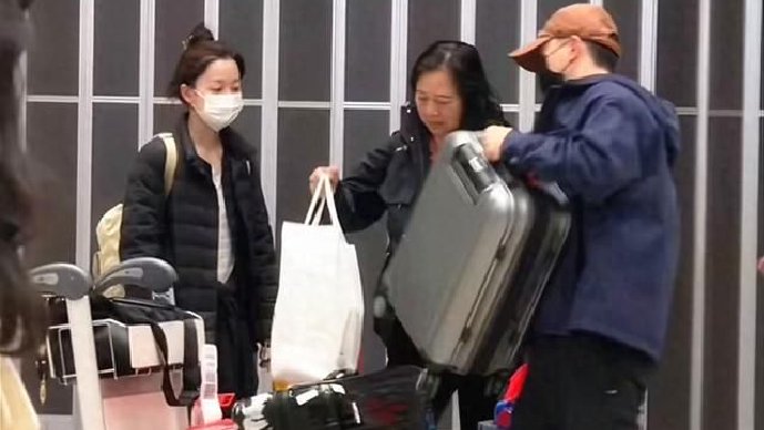 马龙一家回国过年 夏露气质获赞